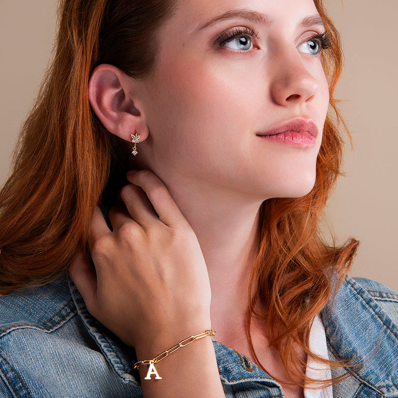 Minimalistische gouden oorbellen: hoe je ze combineert zonder ‘overdaad’