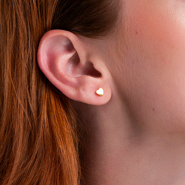 amberz gouden hartjes oorbellen – minimalistische studs van roestvrij staal, hypoallergeen en waterproof