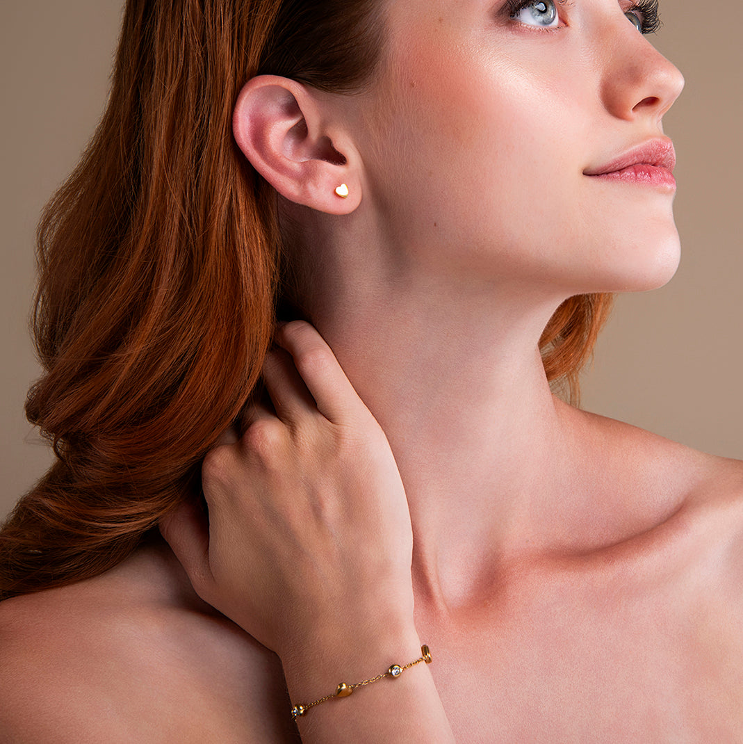 amberz gouden hartjes oorbellen – minimalistische studs van roestvrij staal, hypoallergeen en waterproof