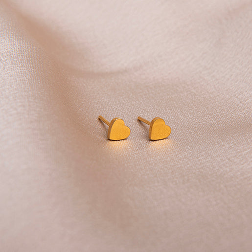 amberz gouden hartjes oorbellen – minimalistische studs van roestvrij staal, hypoallergeen en waterproof