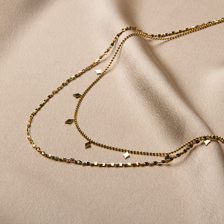 Dubbele gouden ketting met ruitvormige hangers – Agatha van Amberz.