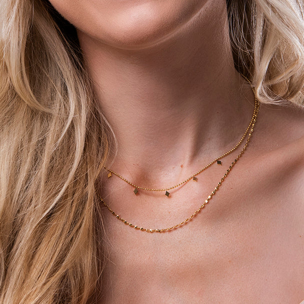 Dubbele gouden ketting met ruitvormige hangers – Agatha van Amberz.