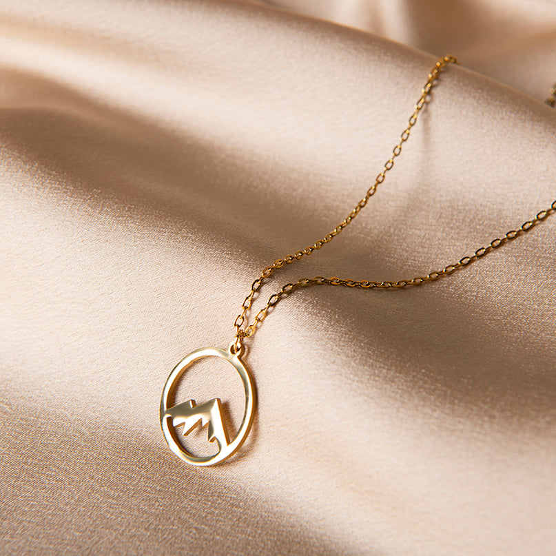 Gouden ketting met berg, mountain – golden wave van Amberz.