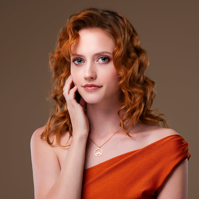 Gouden ketting met berg, mountain – golden wave van Amberz.