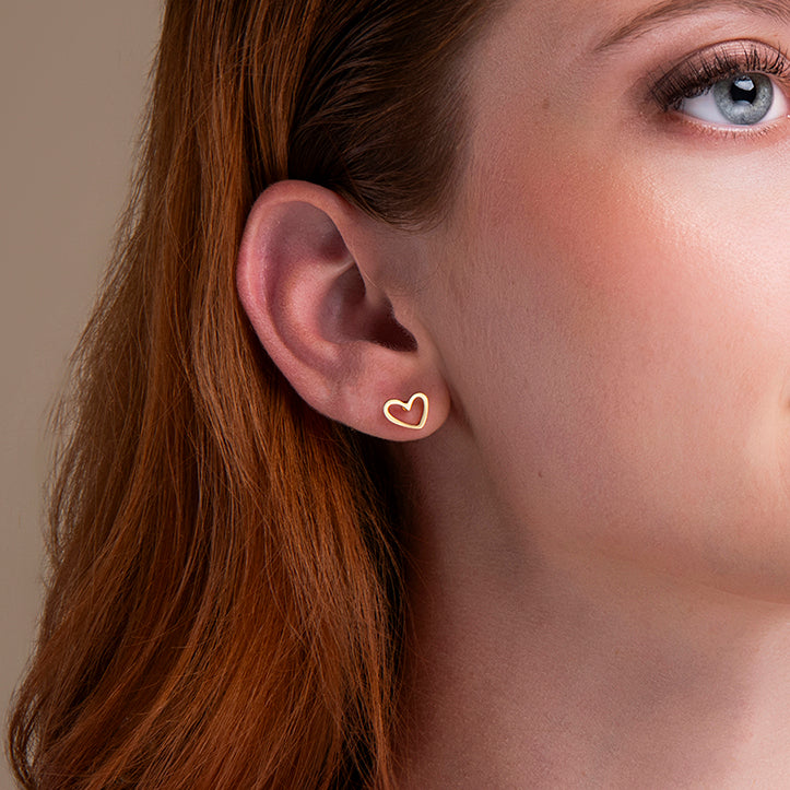 amberz gouden open hart oorbellen – minimalistische hypoallergene sieraden van verguld staal, symbool van liefde en zelfliefde