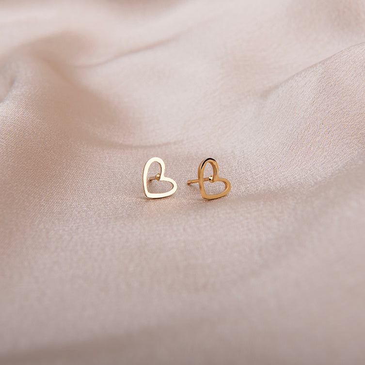 amberz gouden open hart oorbellen – minimalistische hypoallergene sieraden van verguld staal, symbool van liefde en zelfliefde