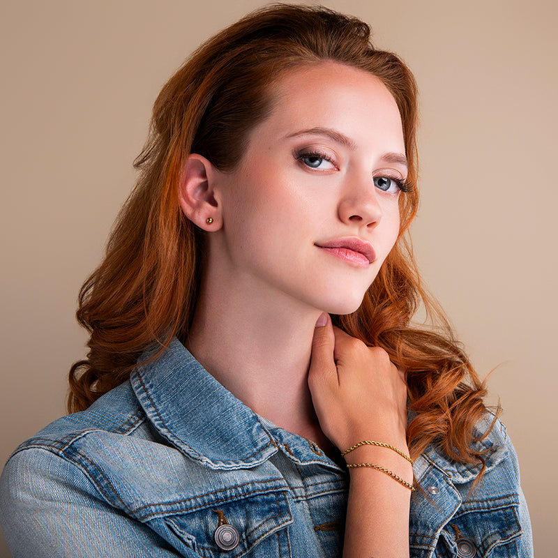 amberz gouden bol oorbellen – minimalistische ronde studs van verguld hypoallergeen staal, tijdloze klassieke look