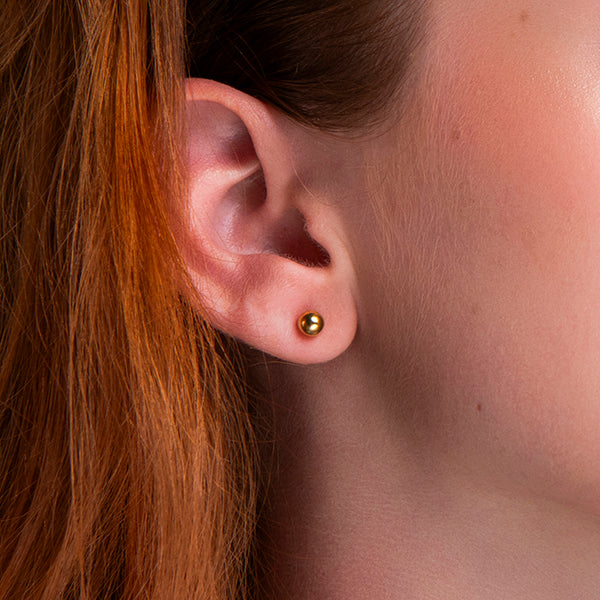 amberz gouden bol oorbellen – minimalistische ronde studs van verguld hypoallergeen staal, tijdloze klassieke look