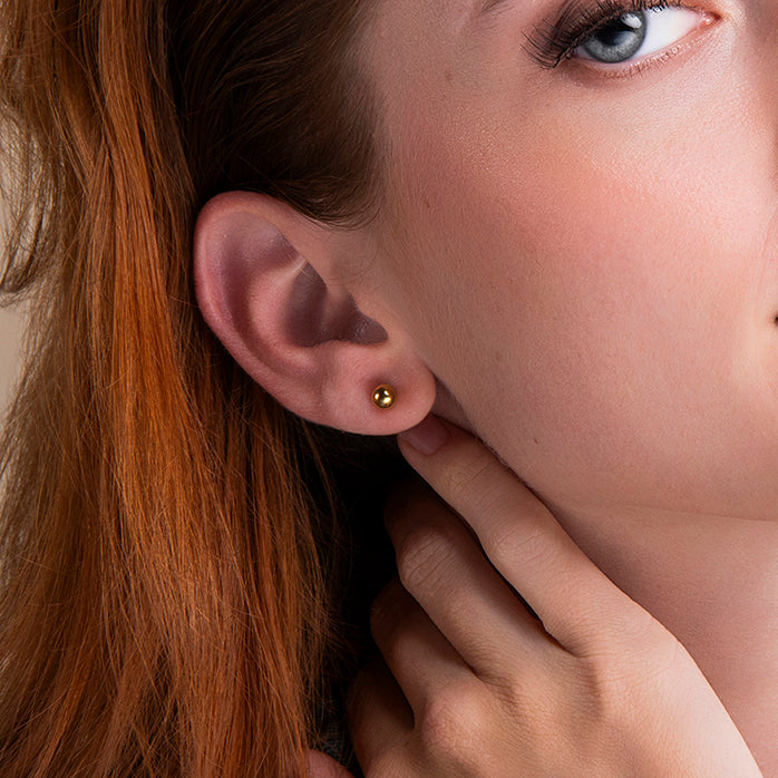 amberz gouden bol oorbellen – minimalistische ronde studs van verguld hypoallergeen staal, tijdloze klassieke look
