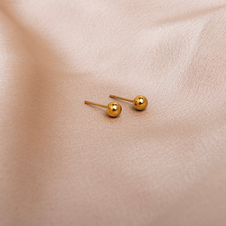 amberz gouden bol oorbellen – minimalistische ronde studs van verguld hypoallergeen staal, tijdloze klassieke look