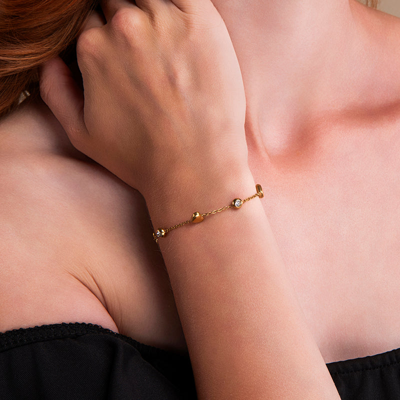 amberz gouden armband met hartjes en zirkonia steentjes – fijne vergulde armband, hypoallergeen en waterproof