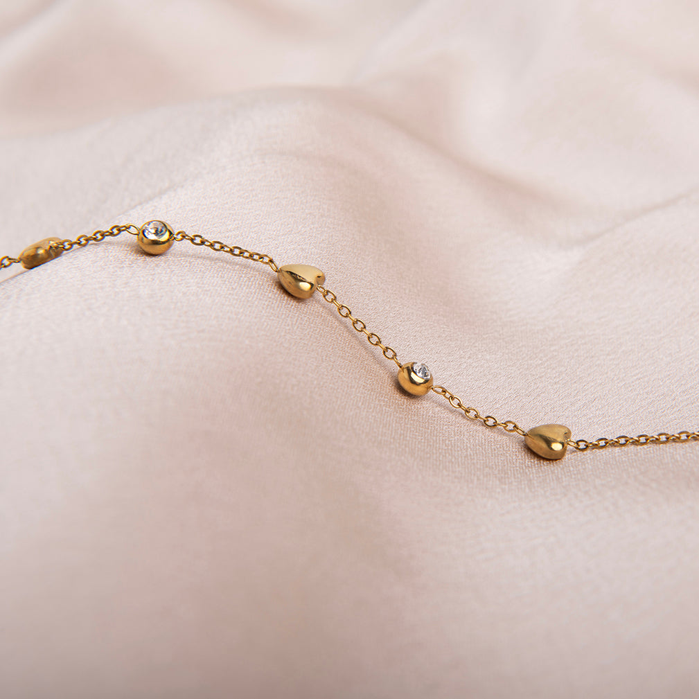 amberz gouden armband met hartjes en zirkonia steentjes – fijne vergulde armband, hypoallergeen en waterproof