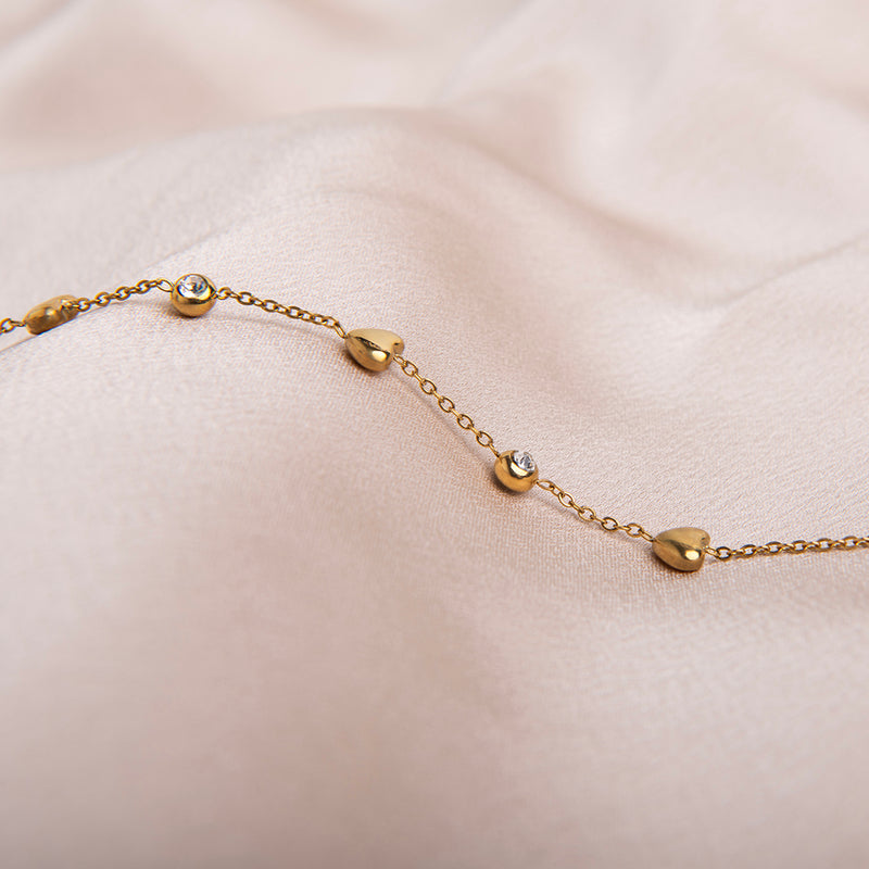 amberz gouden armband met hartjes en zirkonia steentjes – fijne vergulde armband, hypoallergeen en waterproof