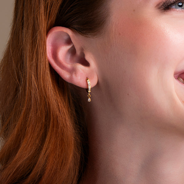 amberz gouden oorringen met zirkonia steentjes en druppel hanger – elegante huggie oorbellen, waterproof en hypoallergeen