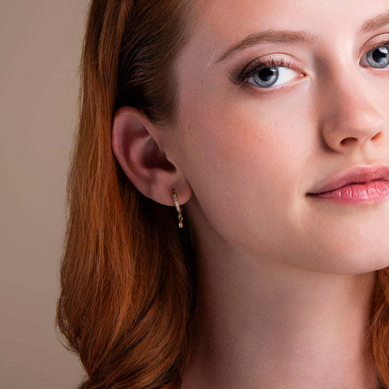 amberz gouden oorringen met zirkonia steentjes en druppel hanger – elegante huggie oorbellen, waterproof en hypoallergeen