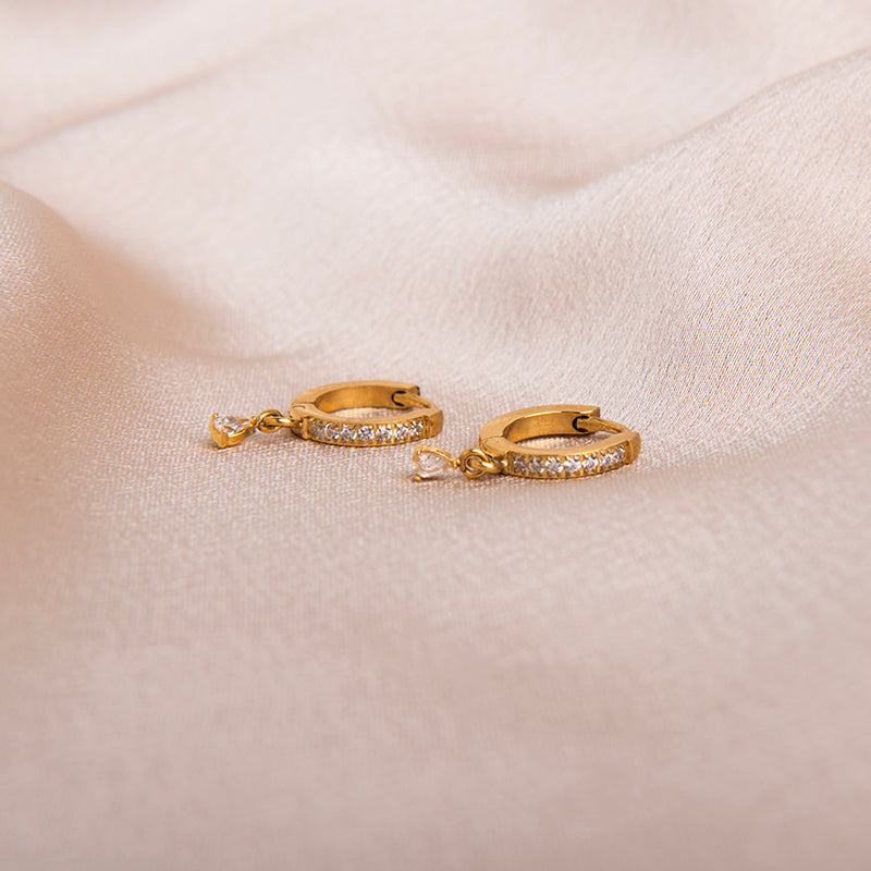 amberz gouden oorringen met zirkonia steentjes en druppel hanger – elegante huggie oorbellen, waterproof en hypoallergeen