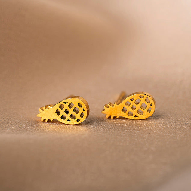 Gouden oorstekers in ananasvorm – Ananas Studs van Amberz.