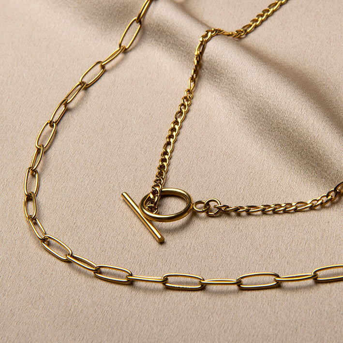 Gouden ketting met brede schakels en toggle sluiting – Evy van Amberz.