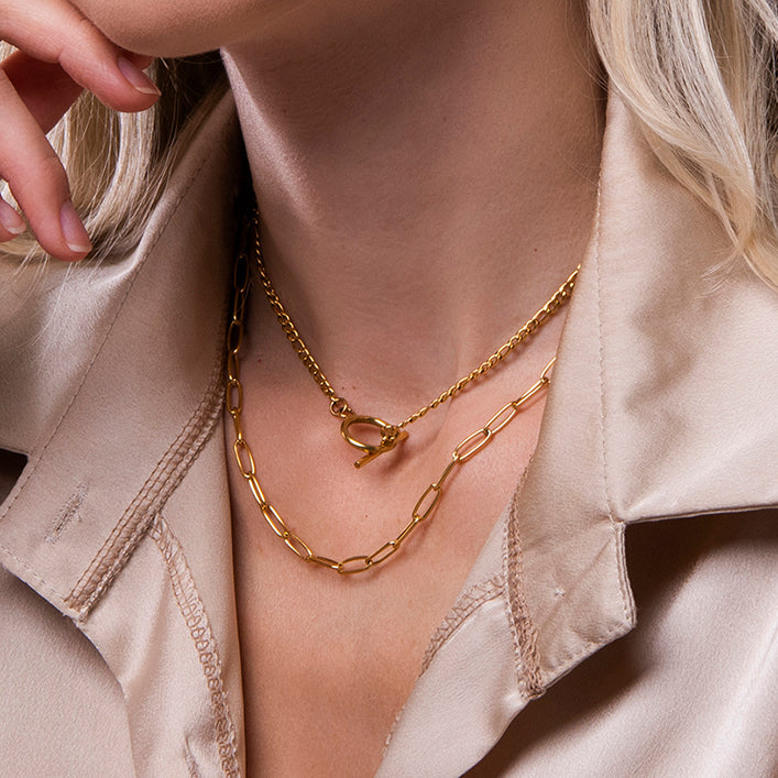 Gouden ketting met brede schakels en toggle sluiting – Evy van Amberz.