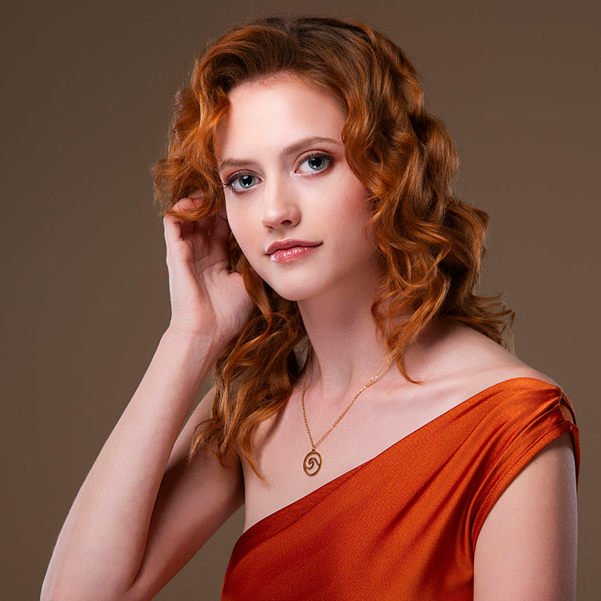 Gouden ketting met golf, zee – golden wave van Amberz.