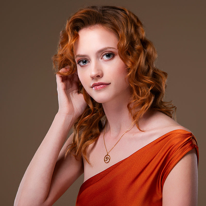 Gouden ketting met golf, zee – golden wave van Amberz.