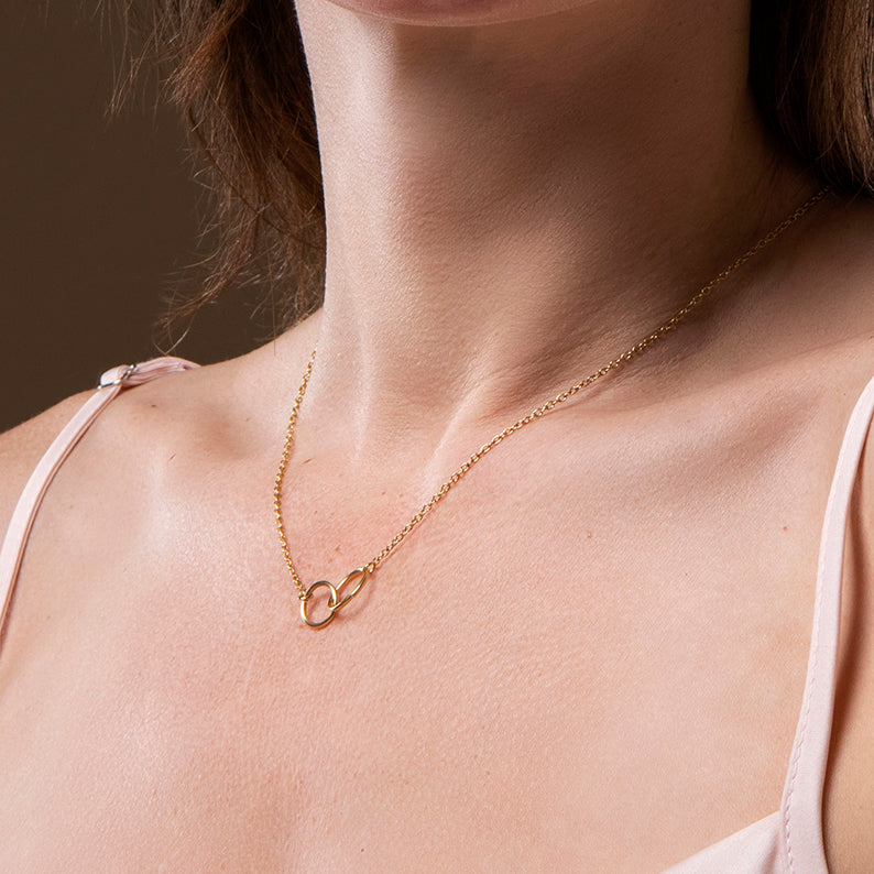 Gouden ketting met verbonden cirkels – ketting Infinity Sis van Amberz.
