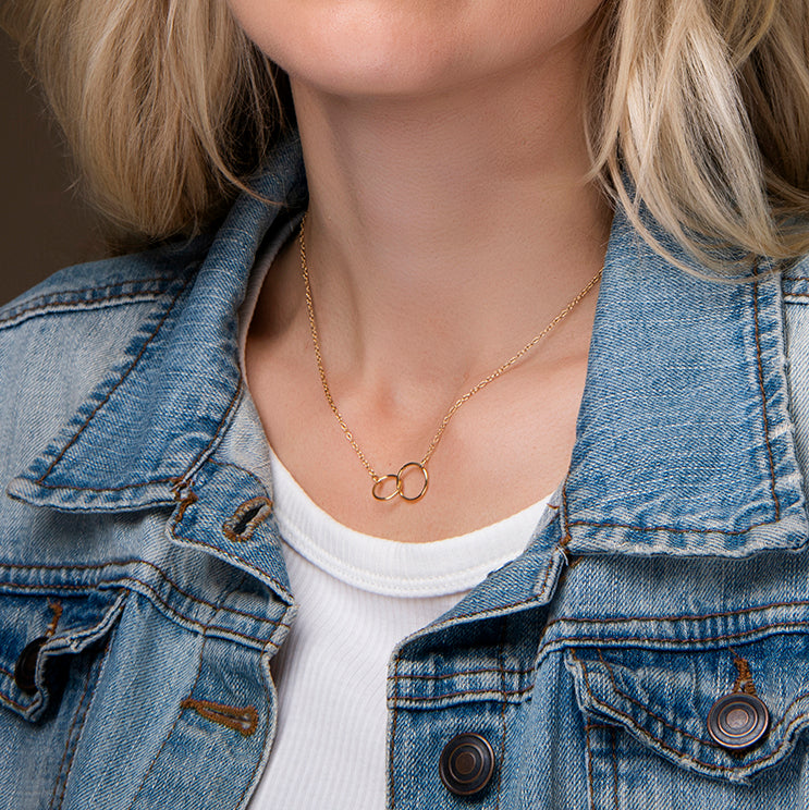 Gouden ketting met verbonden cirkels – ketting Infinity Sis van Amberz.