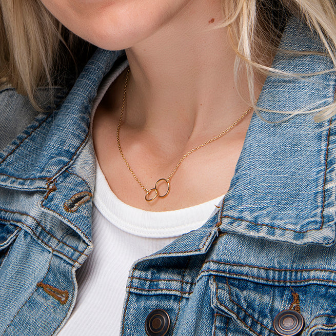 Gouden ketting met verbonden cirkels – ketting Infinity Sis van Amberz.
