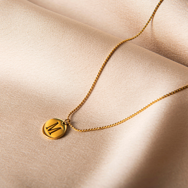 Gouden ketting met initiaal hanger – kies jouw eigen letter bij Amberz.
