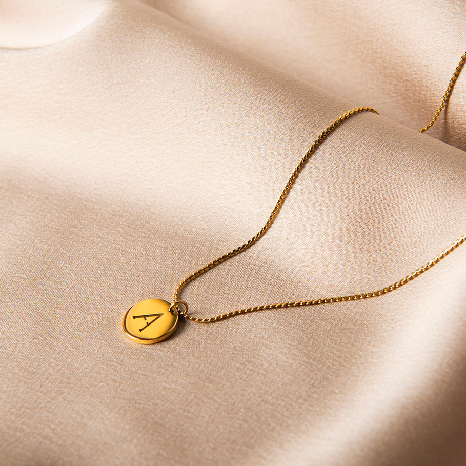 Gouden ketting met initiaal hanger – kies jouw eigen letter bij Amberz.