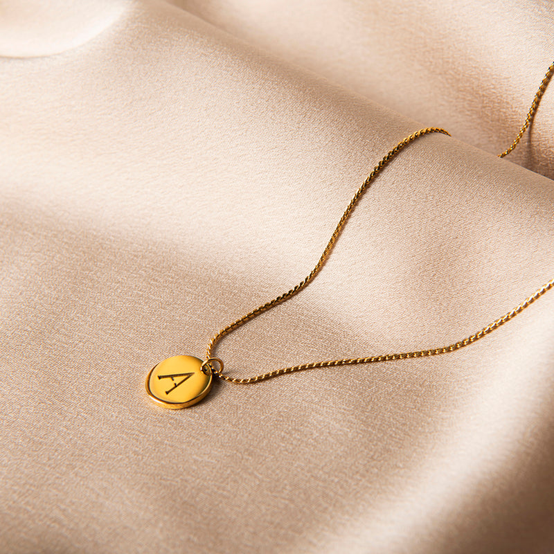 Gouden ketting met initiaal hanger – kies jouw eigen letter bij Amberz.