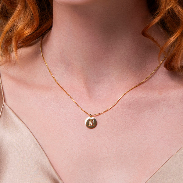 Gouden ketting met initiaal hanger – kies jouw eigen letter bij Amberz.