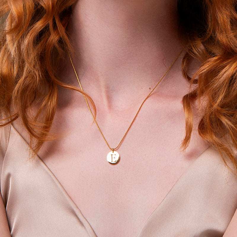 Gouden ketting met initiaal hanger – kies jouw eigen letter bij Amberz.
