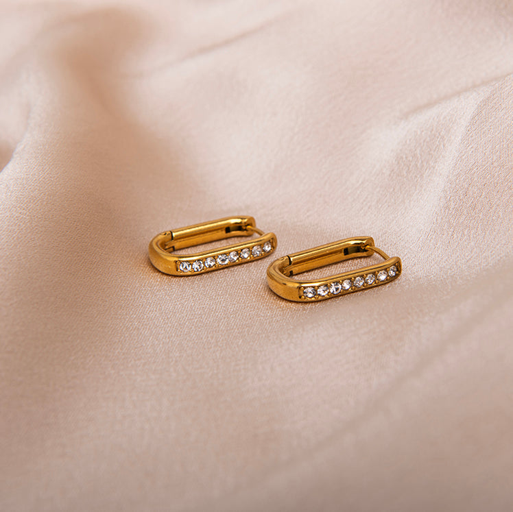 amberz gouden oorringen met zirkonia – rechthoekige hoops van verguld roestvrij staal, elegant en waterproof