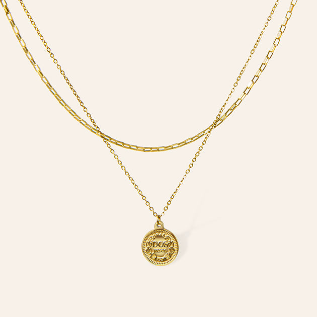 Dubbele gouden ketting met munt hanger en grove schakel – Jazz van Amberz.