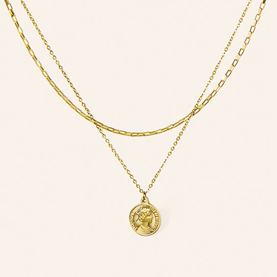Dubbele gouden ketting met munt hanger en grove schakel – Jazz van Amberz.