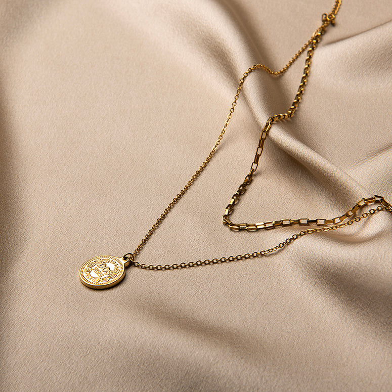 Dubbele gouden ketting met munt hanger en grove schakel – Jazz van Amberz.