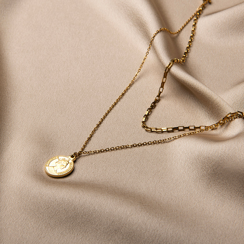 Dubbele gouden ketting met munt hanger en grove schakel – Jazz van Amberz.