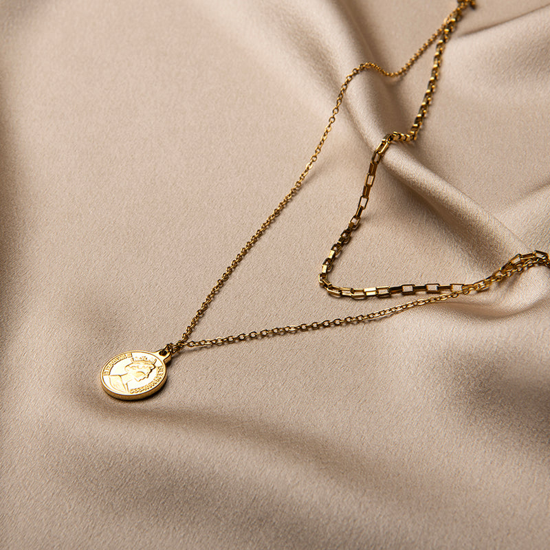 Dubbele gouden ketting met munt hanger en grove schakel – Jazz van Amberz.