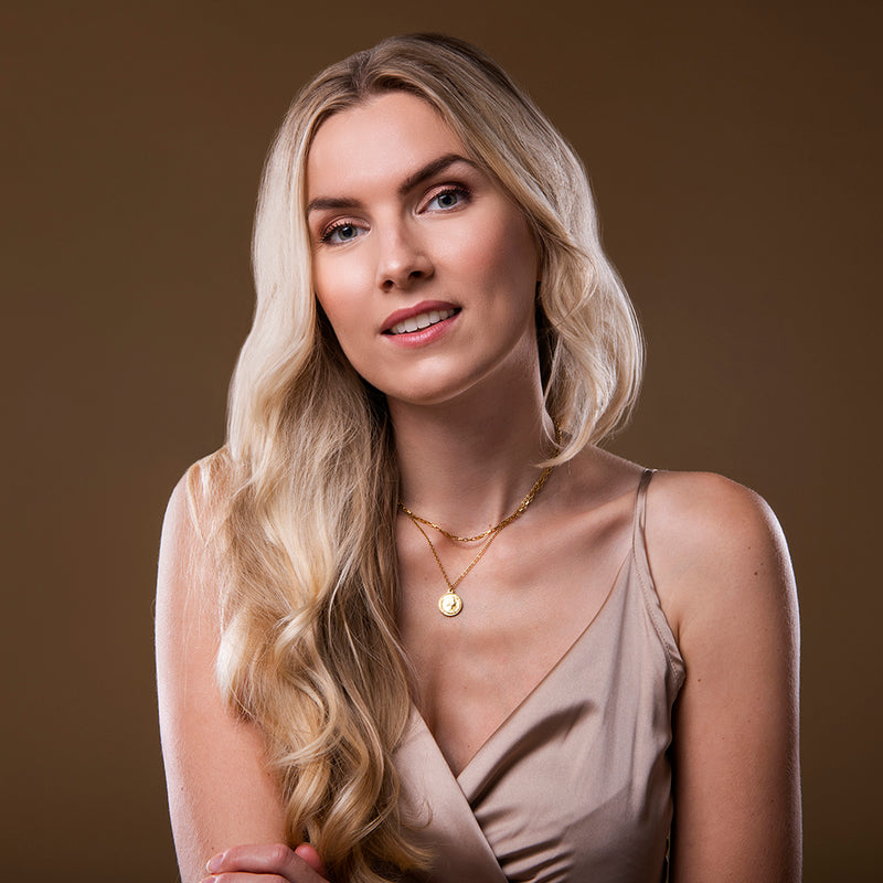Dubbele gouden ketting met munt hanger en grove schakel – Jazz van Amberz.