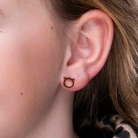 Gouden kinderoorbellen in de vorm van een kat – Katten studs van Amberz