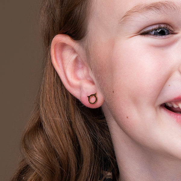 Gouden kinderoorbellen in de vorm van een kat – Katten studs van Amberz