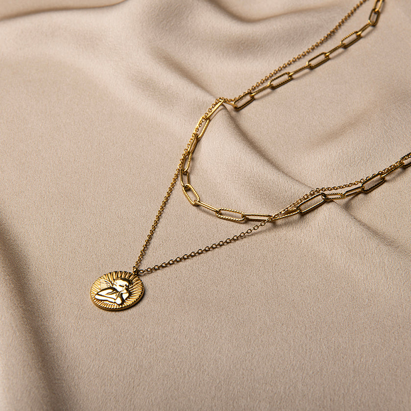 Gouden gelaagde ketting met gezicht gravure op munt hanger – Koko van Amberz.