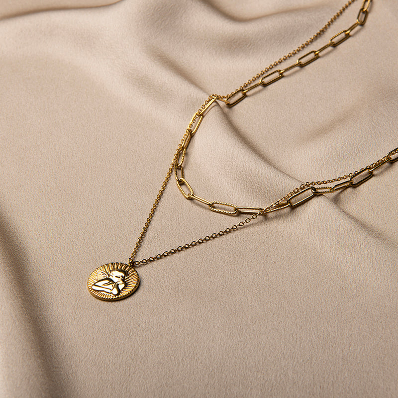 Gouden gelaagde ketting met gezicht gravure op munt hanger – Koko van Amberz.