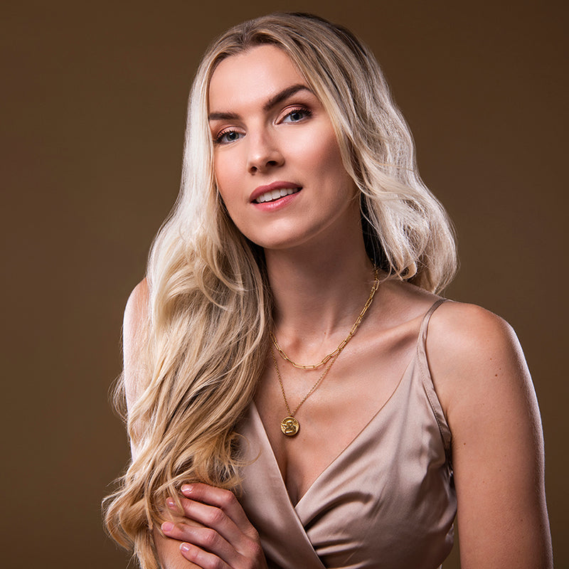Gouden gelaagde ketting met gezicht gravure op munt hanger – Koko van Amberz.