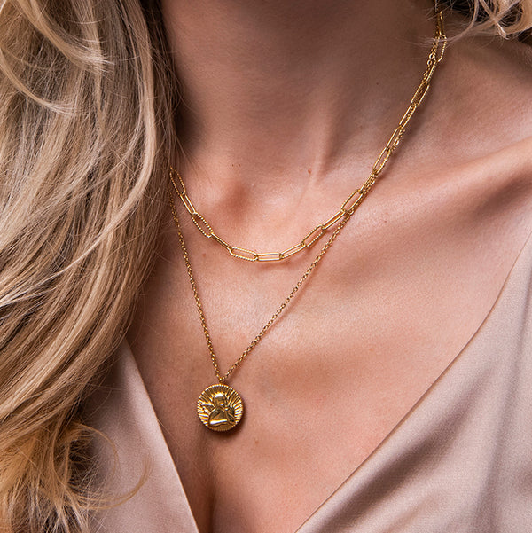Gouden gelaagde ketting met gezicht gravure op munt hanger – Koko van Amberz.