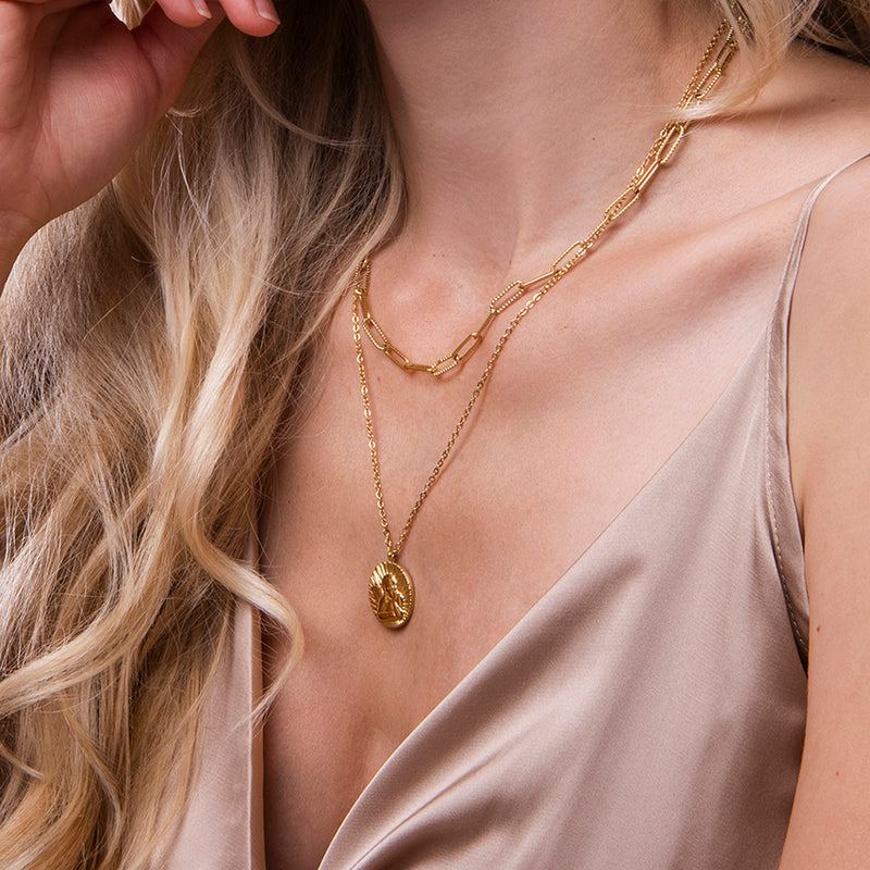 Gouden gelaagde ketting met gezicht gravure op munt hanger – Koko van Amberz.