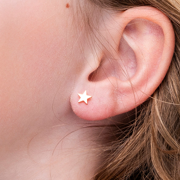 Gouden stervormige kinderoorbellen – Little Star van Amberz