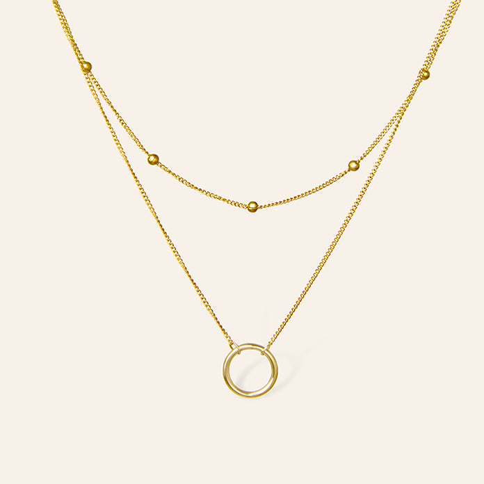 Gouden gelaagde ketting met ring hanger en bol-accenten – Livia van Amberz, waterproof en hypoallergeen.