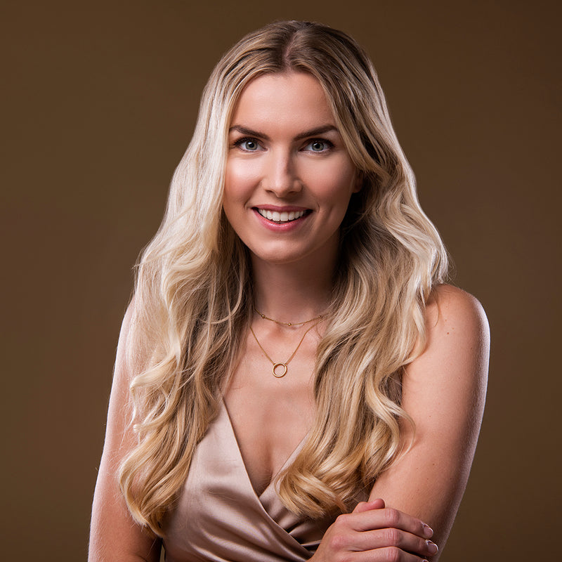 Gouden gelaagde ketting met ring hanger en bol-accenten – Livia van Amberz, waterproof en hypoallergeen.